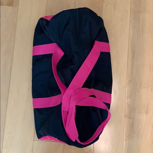 Bloomingdales Gym/Travel Bag - Picture 3 of 4